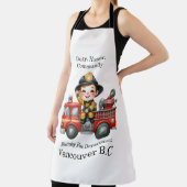 Vrolijke jonge brandweerman op rode vrachtwagen schort (Insitu)