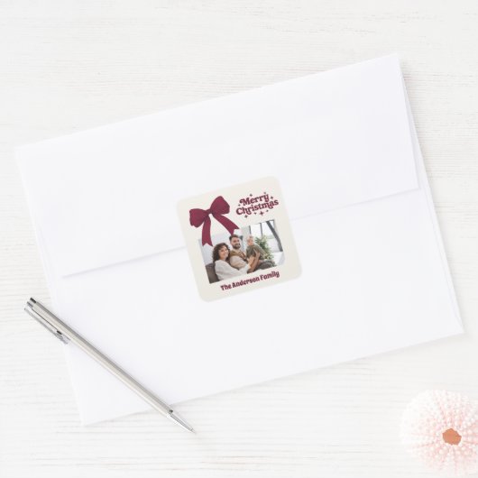 Vrolijke kerst bordeauxrode boog beige retro foto vierkante sticker (Envelop)