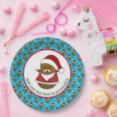 Vrolijke kerstaardappel met een kersthat papieren bordje (Feest)