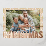 Vrolijke Kerstfoto Modern Goud Feestelijke Patroon Folie Feestdagen Briefkaart<br><div class="desc">Merry Christmas Photo Modern Gold Festive Pattern Copper Folie Christmas Briefkaarten is voorzien van uw favoriete foto op een moderne gouden kerstbal patroonachtergrond met een "Merry Christmas" koperen folie kalligrafie script overlay. Personaliseer door de tekst op de keerzijde te bewerken. Ontworpen door ©2024 Evco Studio www.zazzle.com/store/evcostudio</div>