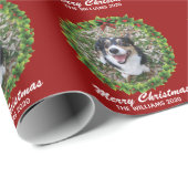 Vrolijke Kerstkrans Custom Dog Foto Rood Cadeaupapier (Rol Hoek)