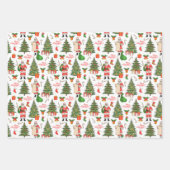 Vrolijke kerstman die zijn lijst met kerstbomen co inpakpapier vel (Voorkant)