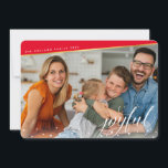 VROLIJKE KERSTMIS FOTO moderne kalligrafie rood go Feestdagenkaart<br><div class="desc">door kat massard >> www.simplysweetPAPERIE.com <<< Een stijlvol ontwerp met een kalligrafie lettertype voor de vermelding "Joyful", in traditionele kleuren rood en een hint van goud. Maximale oppervlakte om uw mooie familie ook weer te geven! TIPS 1. Als u de foto wilt vergroten/verkleinen, klikt u op de knop "Aanpassen". 2....</div>