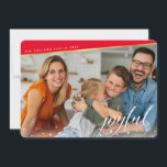 VROLIJKE KERSTMIS FOTO moderne kalligrafie rood go Feestdagenkaart<br><div class="desc">door kat massard >> www.simplysweetPAPERIE.com <<< Een stijlvol ontwerp met een kalligrafie lettertype voor de vermelding "Joyful", in traditionele kleuren rood en een hint van goud. Maximale oppervlakte om uw mooie familie ook weer te geven! TIPS 1. Als u de foto wilt vergroten/verkleinen, klikt u op de knop "Aanpassen". 2....</div>