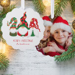Vrolijke Kerstmis Gnomen Schattigee Foto Ornament Kaart<br><div class="desc">Schattigee gepersonaliseerde vakantie wenskaart die ook kan worden gebruikt als een geschenk label en boom ornament. De voorkant heeft drie Scandinavische kabouters met een seizoensgebonden rode en groene petten en u kunt de "Merry Christmas"-groet en jouw naam onderaan personaliseren. Voeg een foto toe op de achterkant.</div>