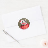 Vrolijke Kerstmis Kat in Santa Outfit en Gezichtsm Ronde Sticker (Envelop)