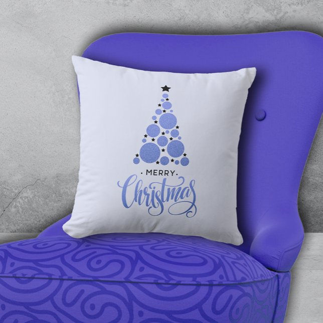 Vrolijke Kerstmis Moderne Blauwe Boom Vakantie Kussen (PIllow with Merry Christmas and modern blue Christmas tree on pale blue background. Choose size. )