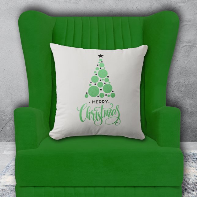 Vrolijke Kerstmis Moderne Groene Boom Vakantie Kussen (PIllow with Merry Christmas and modern green Christmas tree on pale gray background. Choose size. )