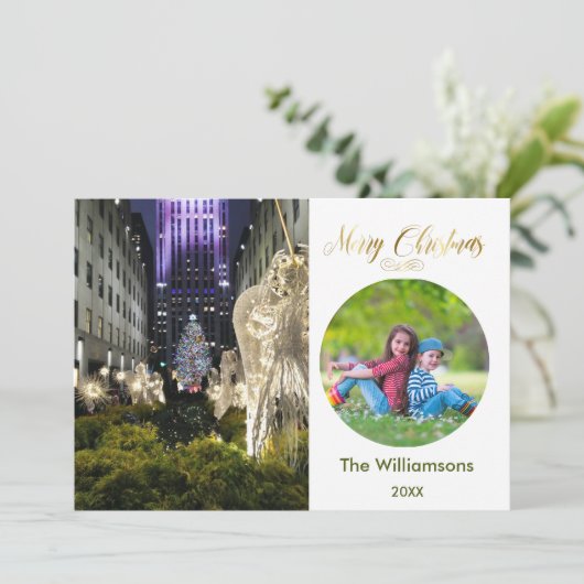 Vrolijke Kerstmis Rockefeller Boom en Familie Foto Kaart (Staand voorkant)