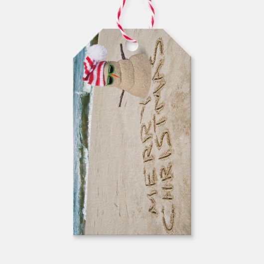 Vrolijke Kerstmis sneeuwpop op strand Cadeaulabel (Voorkant)