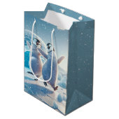 Vrolijke kerstpinguïns dansen medium cadeauzakje (Voorkant Gekanteld)