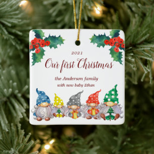 Vrolijke kleurige gnomen eerste kerstfoto keramisch ornament