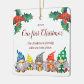 Vrolijke kleurige gnomen eerste kerstfoto keramisch ornament (Links)