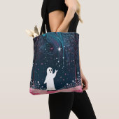 Vrolijke Kosmische Geest in een Starlit Forest Tote Bag (Dichtbij)