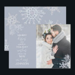 Vrolijke kussen warme wensen sneeuwvlok foto feestdagenkaart<br><div class="desc">Vier uw eerste vakantieseizoen als pasgetrouwden met onze elegante Merry Kisses Warm Wishes Snowflake Photo Holiday Kaart kerstkaart. Met een prachtige trouwfoto geaccentueerd door delicate ijzige blauwe sneeuwvlokken, leest deze kaart "vrolijke kussen en warme vakantiewensen van de nieuwe heer en mevrouw, " en is gepersonaliseerd met uw getrouwde naam. De...</div>