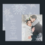 Vrolijke kussen warme wensen sneeuwvlok foto feestdagenkaart<br><div class="desc">Vier uw eerste vakantieseizoen als pasgetrouwden met onze elegante Merry Kisses Warm Wishes Snowflake Photo Holiday Kaart kerstkaart. Met een prachtige trouwfoto geaccentueerd door delicate ijzige blauwe sneeuwvlokken, leest deze kaart "vrolijke kussen en warme vakantiewensen van de nieuwe heer en mevrouw, " en is gepersonaliseerd met uw getrouwde naam. De...</div>