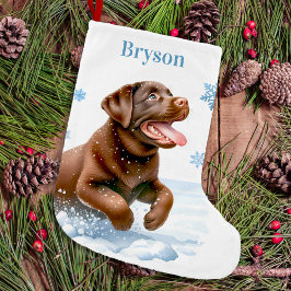 Vrolijke labrador retriever puppy hond sneeuwvlokk kleine kerstsok