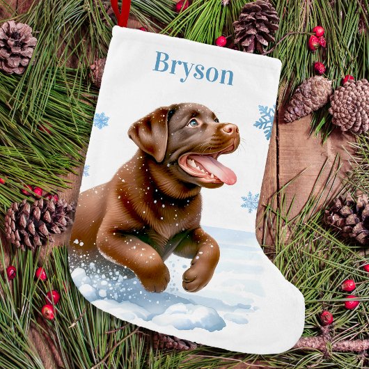 Vrolijke labrador retriever puppy hond sneeuwvlokk kleine kerstsok