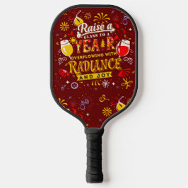 Vrolijke nieuwjaarsviering die een glas opheft pickleball paddle