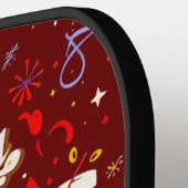 Vrolijke nieuwjaarsviering die een glas opheft pickleball paddle (Links Detail)