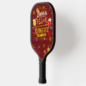 Vrolijke nieuwjaarsviering die een glas opheft pickleball paddle (Links)