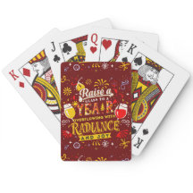 Vrolijke nieuwjaarsviering die een glas opheft