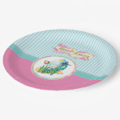 Vrolijke paaseieren en vlinders op blauwe strepen papieren bordje (Gekanteld)