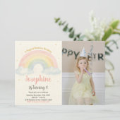 Vrolijke Rainbow verjaardagsuitnodiging Kaart (Staand voorkant)