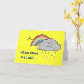 Vrolijke regenboog achter een cloud-bemoedigende K Kaart (Gele Bloem)