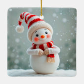 Vrolijke sneeuwman beeldje met vakantie Pet Keramisch Ornament (Achterkant)