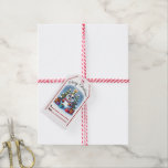 Vrolijke sneeuwman kerst label cadeaulabel<br><div class="desc">Een heerlijk kerst label toont een sneeuwman met een warme drink naast feestbomen,  met kleurrijke cadeaus en fonkelende sneeuwvlokken die een vreugdevolle vakantiegeest creëren.</div>