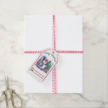 Vrolijke sneeuwman kerst labels cadeaulabel<br><div class="desc">Kleurrijke en vrolijke kerst labels tonen een gelukkige sneeuwman in een sjaal,  met een cadeau. Een versierde boom en ingepakte geschenken voegen een feestelijke touch toe voor vakantiegeschenken.</div>