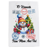 Vrolijke sneeuwman met cadeaus en vakantie Sticker Medium Cadeauzakje (Voorkant)