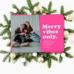 Vrolijke vibes alleen leuk retro heet roze Kerstmi Feestdagenkaart<br><div class="desc">Vrolijke vibes alleen dit vakantieseizoen! Stuur een leuke retro-stijl vakantiepas met dit one-photo hot pink kerstkaart ontwerp. De throwback blush roze tekst leest "alleen vrolijke vibes" en het heeft ook ruimte voor een aangepaste bericht, naam en jaar. De coördinerende achterkant is een bijpassende magenta met een benauwde textuur om de...</div>