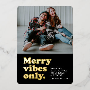 Vrolijke vibes alleen leuk retro kerst foto folie feestdagenkaart