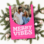 Vrolijke vibes retro leuk hot roze foto Kerstmis Feestdagenkaart<br><div class="desc">Stuur deze vrolijke vibes met deze leuke retro hete roze kerstkaart! Met een funky speelse "merry vibes" type behandeling op de voorkant in roze, deze vakantiefotokaart heeft ook een unieke boogfotovorm. De bijpassende magenta achterkant heeft ruimte voor nog drie foto's en meer aangepaste tekst. Maak uw vakantiekaart uniek met dit...</div>