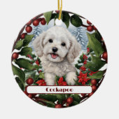 Vrolijke witte Cockapoo Puppy Custom Kerstmis Keramisch Ornament (Voorkant)