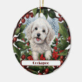 Vrolijke witte Cockapoo Puppy Custom Kerstmis Keramisch Ornament (Links)