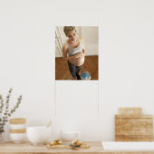 Vrolijke zwangere vrouw op schaal poster (Keuken)