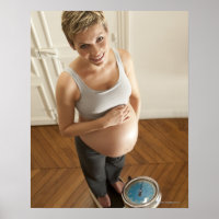 Vrolijke zwangere vrouw op schaal