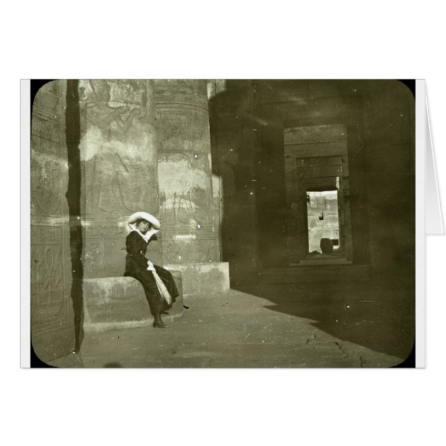 Vrouw aan de Kom Ombo tempel, Egypte, begin jaren  (Voorkant Horizontaal)