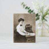 Vrouw aan een bureau met een schrijfmachine briefkaart (Staand voorkant)