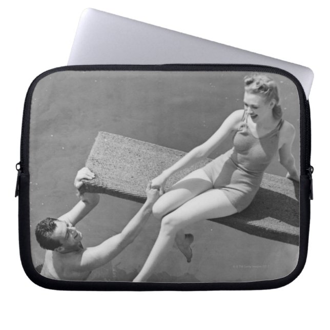 Vrouw aan het duikbord laptop sleeve (Voorkant)