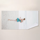 Vrouw aan land nabij strand badhanddoek (Badhanddoek)