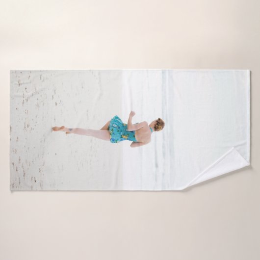 Vrouw aan land nabij strand badhanddoek (Badhanddoek)