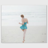 Vrouw aan land nabij strand cadeaupapier (Vlak)