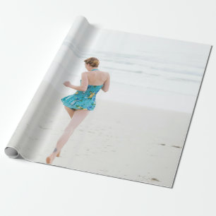 Vrouw aan land nabij strand cadeaupapier
