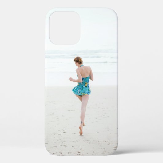 Vrouw aan land nabij strand Case-Mate iPhone case (Achterkant)