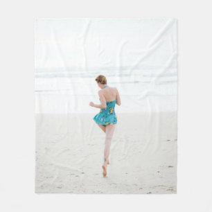 Vrouw aan land nabij strand fleece deken