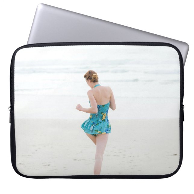 Vrouw aan land nabij strand laptop sleeve (Voorkant)